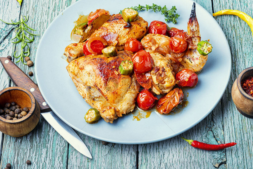 用西红柿和秋葵炖的鸡肉开胃鸡肉烤配香料和蔬菜图片
