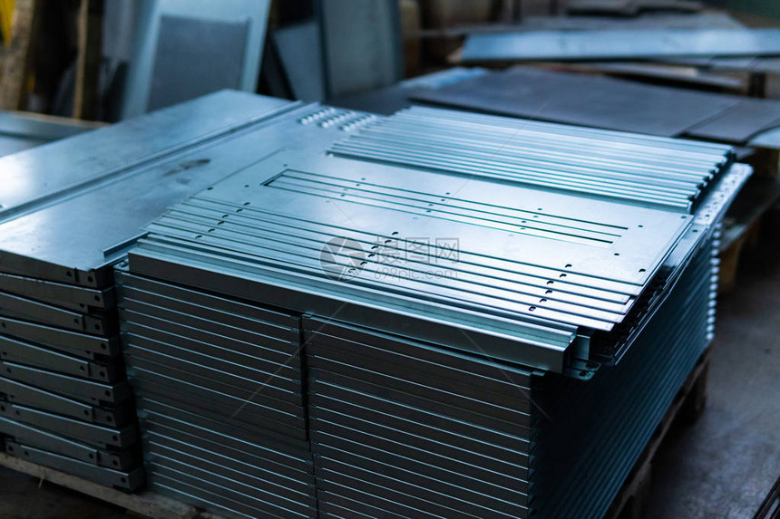 在金属产品仓库中成堆放的钢板建筑用风化金属图片