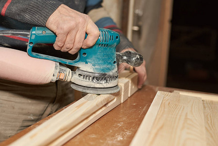 一个人用磨床处理木制品圆磨机轻木图片