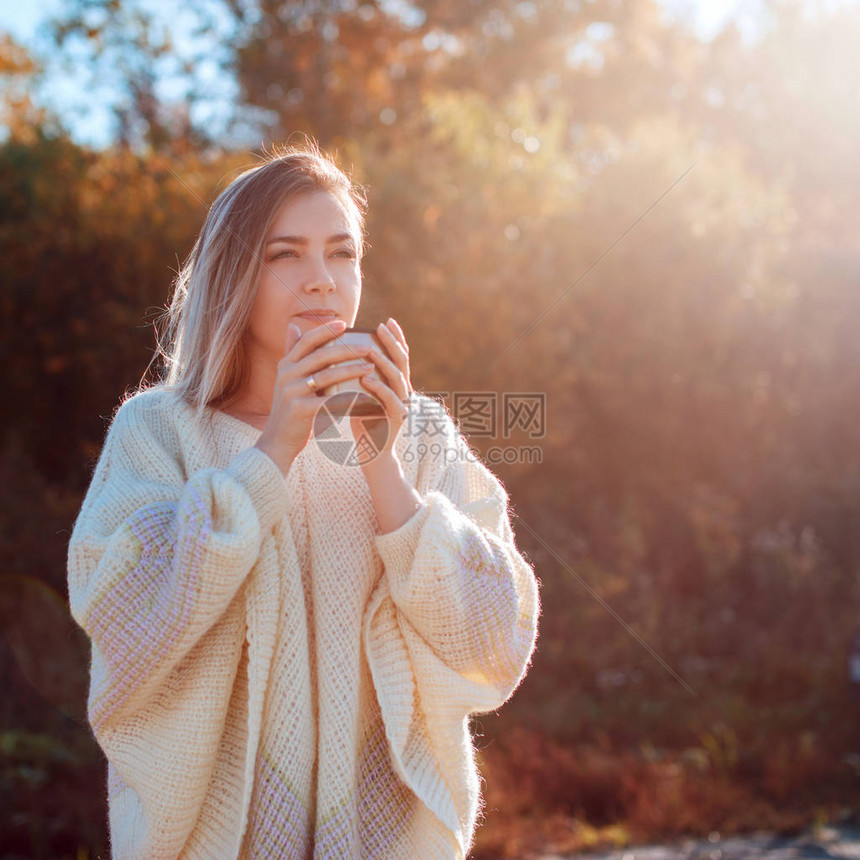 美丽的美人喝热茶从热水图片