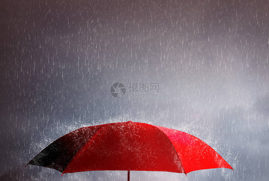红伞对抗风暴天空背景和黑云团和雨雷暴与储蓄和投资人寿和意外保险规图片