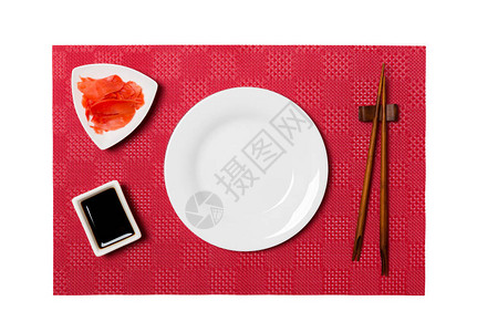用筷子做寿司和酱油的空圆白盘图片