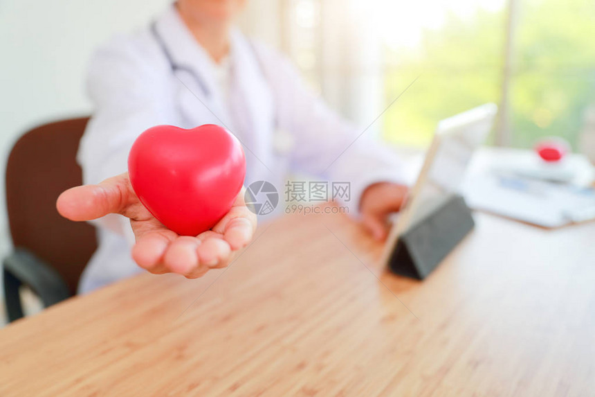 医生持有并给予爱和护理红心这是医疗图片