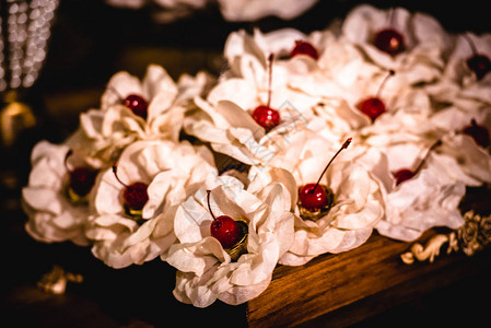 甜樱桃社交活动中的装饰糖果婚礼或生日的美食甜点来自巴西的图片