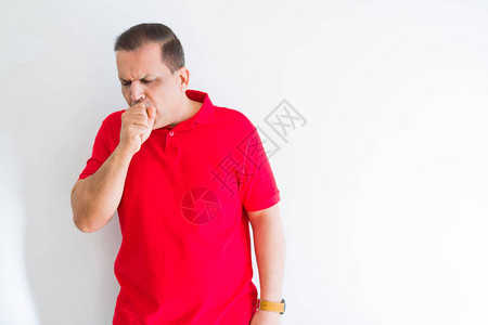 中年男子在白墙上穿着红色T恤图片