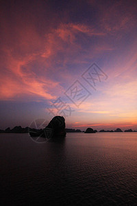 越南东北部的下龙湾以其翡翠色的海水和数千个被热带雨林覆盖的高耸石灰岩岛屿而闻名背景图片