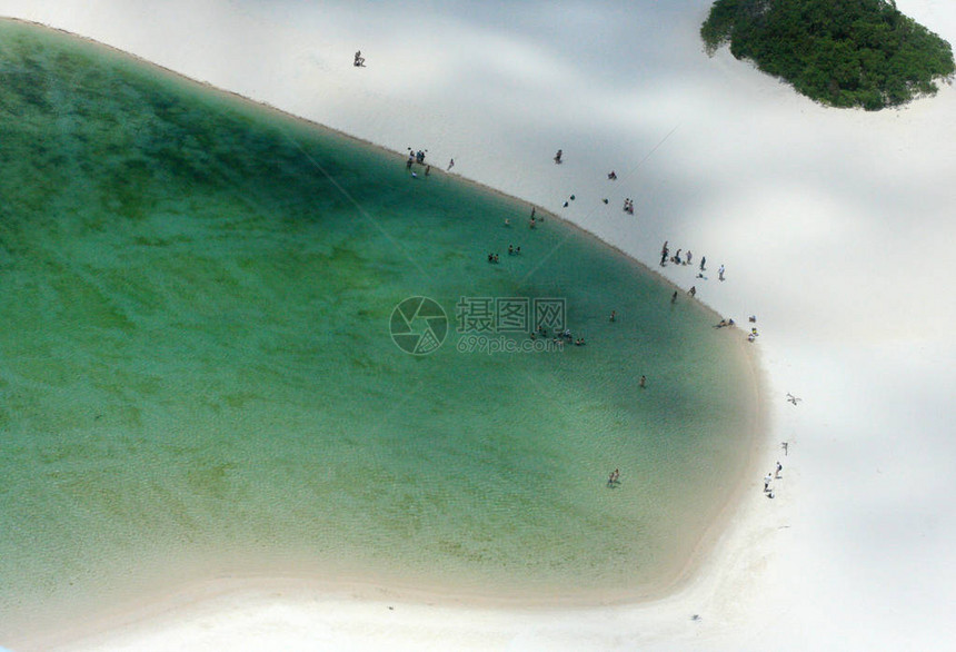 LencoisMaranhenses公园是巴西北大西洋沿岸的保护区它以其高大的白色沙丘和季节雨水泻湖的广阔沙漠景观而闻名Lago图片