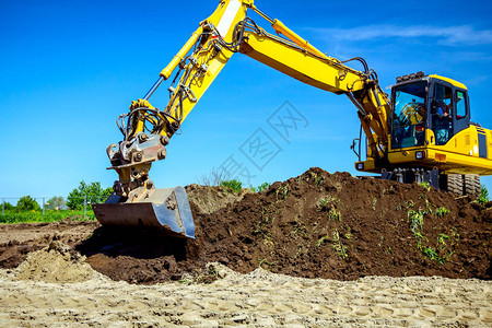 轮式挖土机正在施工地挖掘土壤项图片