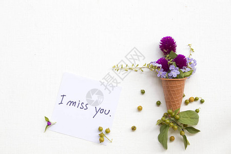 想念你写留言卡笔迹用紫花和马兰特在锥形安排平用明信片风背景图片