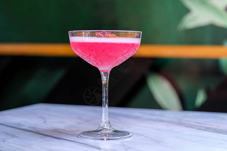 红色和粉红莫吉托色彩多的外溢酒精鸡尾酒图片