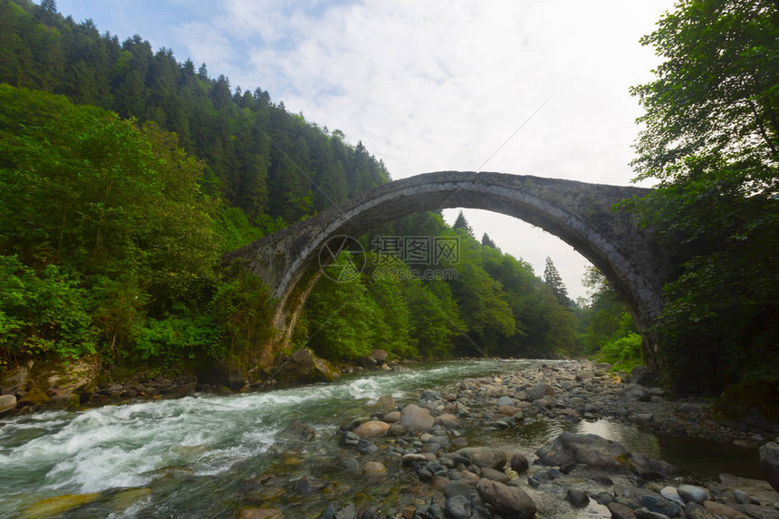 土耳其黑海地区雾下河上的古老历史石桥历史悠久的奥斯曼桥Taskopru在Senyuva图片