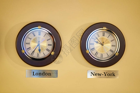 时钟显示伦敦和纽约之间的时间差时钟在图片