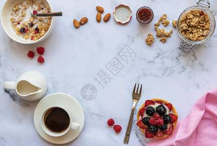 早餐包括紧缩杏仁奶水果酱水果蛋糕大理石背景上的一杯黑咖啡顶视图复制空图片