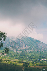 从山顶的海岸视图山谷和山中的村庄在海岸的阴天图片