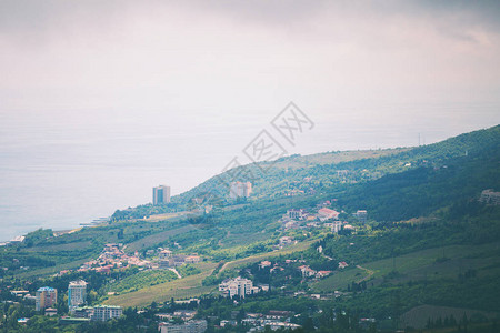 海岸从山顶山谷和山村的海景图片