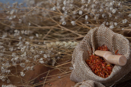 含有干籽的木切刀和厨房用彩色粉末作为食品成分的亚洲烹饪用的辣椒香草图片