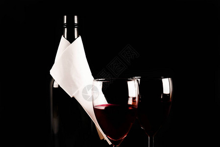 酒杯中的红酒和一瓶酒图片