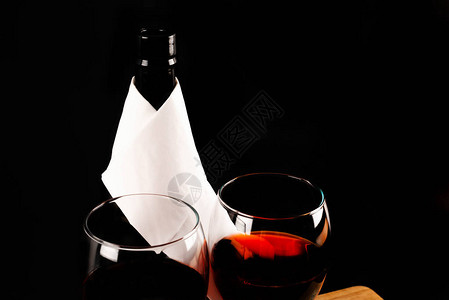 酒杯中的红酒和一瓶酒图片