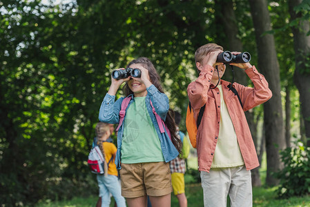 透过公园望远镜寻找快乐的孩子们的选择关注焦点图片