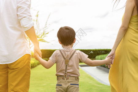 可爱的孩子或英俊的儿子和父母一起散步图片