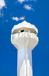 土耳其博德鲁姆市美丽的白色清真寺尖塔和蓝天土耳其博德鲁姆镇夏图片