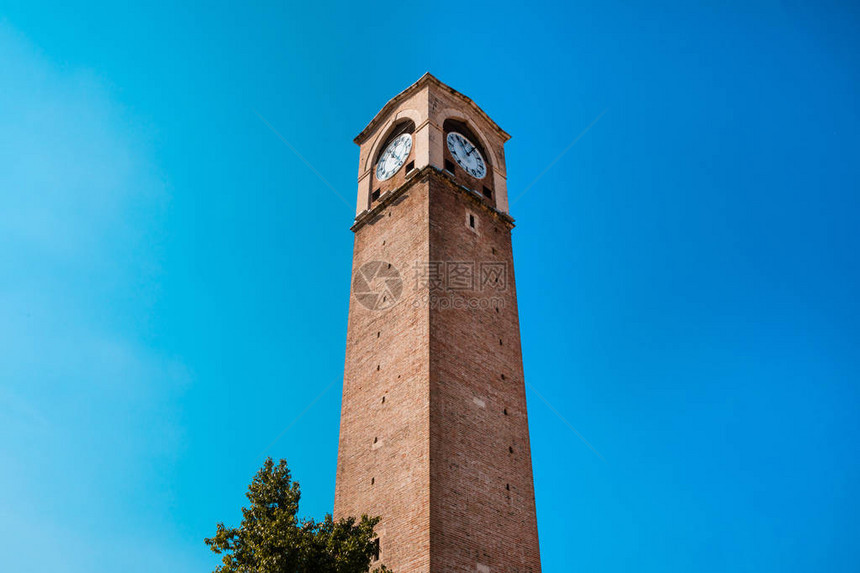 旧时钟塔在清蓝的天空面前也称为BuyuksaatBuyu图片