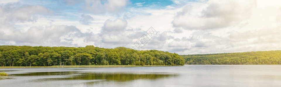 在米德兰地区的加拿大安略水壶湖的美丽风景夏日场景日视图加拿大公园自然和水库网站的Web图片