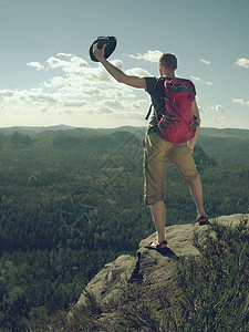夏季登山徒步旅行背包的游客旅游在美丽的山景坚图片