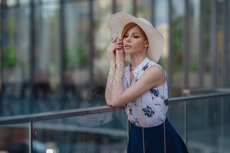 年轻漂亮开朗的女人走在城市在莫斯科扎里亚季耶公园一个有趣的音乐厅图片