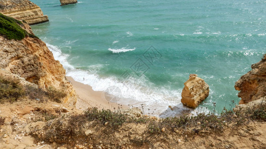 葡萄牙阿尔加夫海悬崖的全景蓝海有橙色岩图片