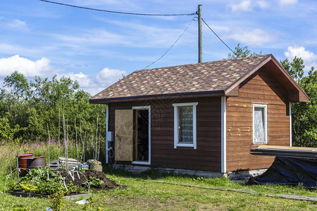 该国一块土地上的小型避暑小屋图片