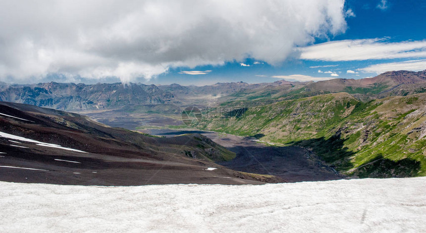 通过雪场和沙漠景观安图科火山黑火山沙漠和拉古纳拉哈湖的景色北巴塔哥尼亚安第斯山脉图片