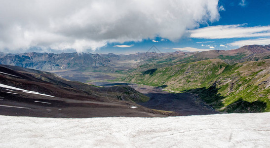 通过雪场和沙漠景观安图科火山黑火山沙漠和拉古纳拉哈湖的景色北巴塔哥尼亚安第斯山脉背景图片