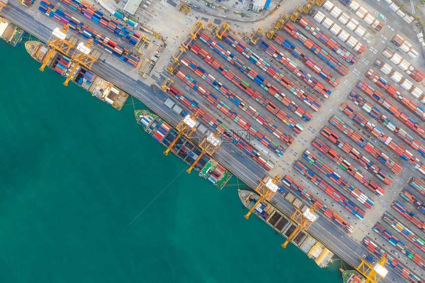 在进出口业务物流和运输中的集装箱船用起重机将货物和集装箱运送到港口国际水运鸟图片
