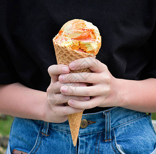 女孩手里有水果冰淇淋前面图片