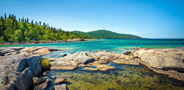加拿大安略省内斯省立公园苏必利尔湖美丽岩石海岸火山小径下的树木岩石图片