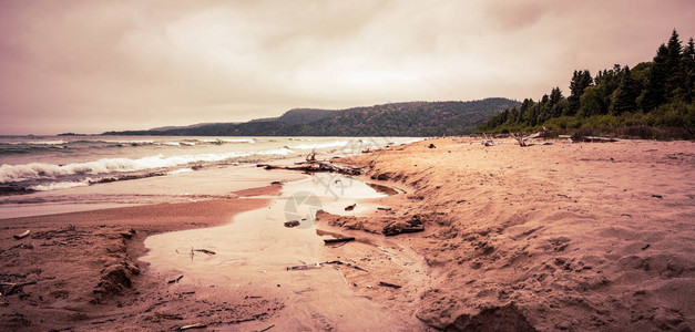 SUPER在加拿大安略省Neys省公园沙滩上Super湖暴风雨的一天中背景