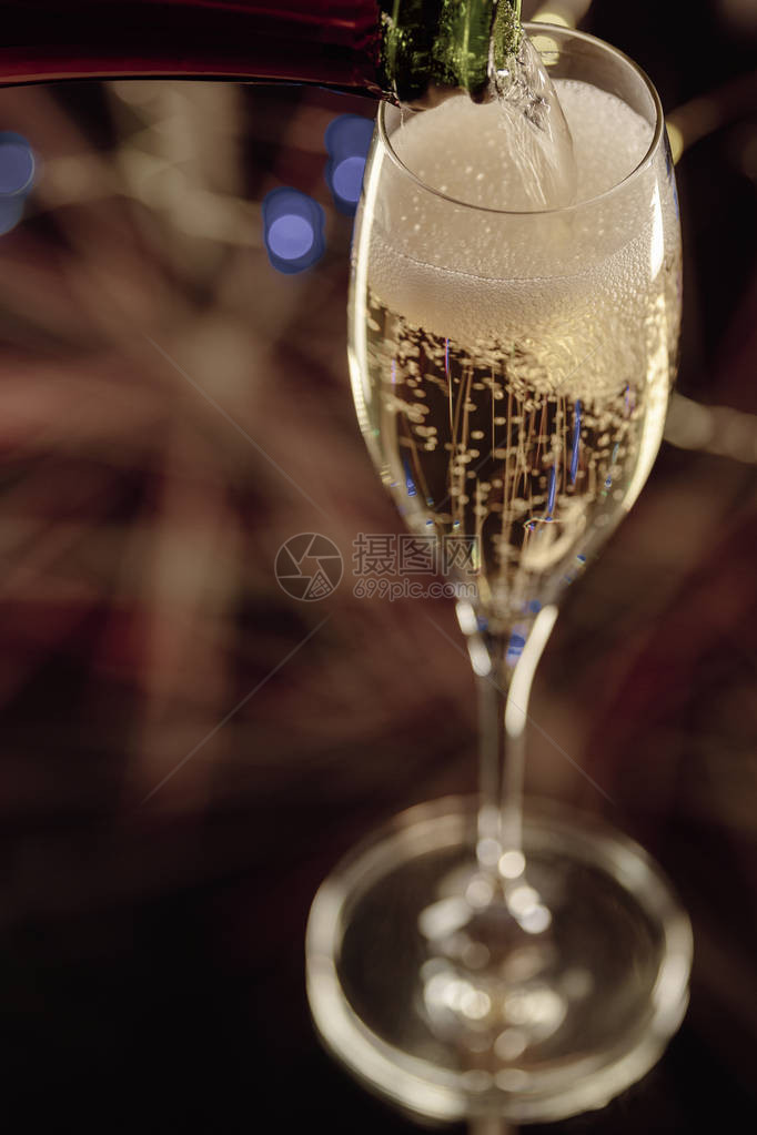 盛装香槟的瓶子放在优雅的玻璃杯里庆祝的概图片