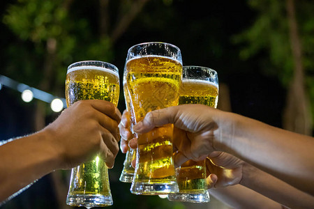 亚洲朋友们与酒精啤酒饮料聚会图片