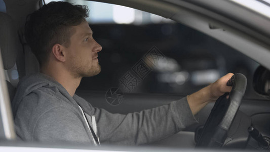 享受舒适驾驶遵守交通条例的积极驾驶员背景图片