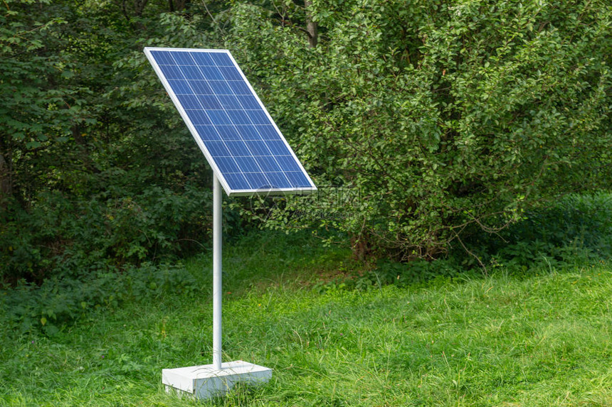 太阳电池站在绿色高的草地上图片