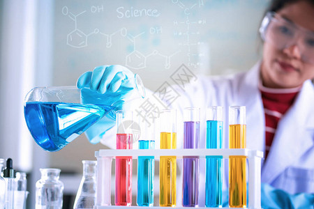 有设备和科学实验的科学家图片