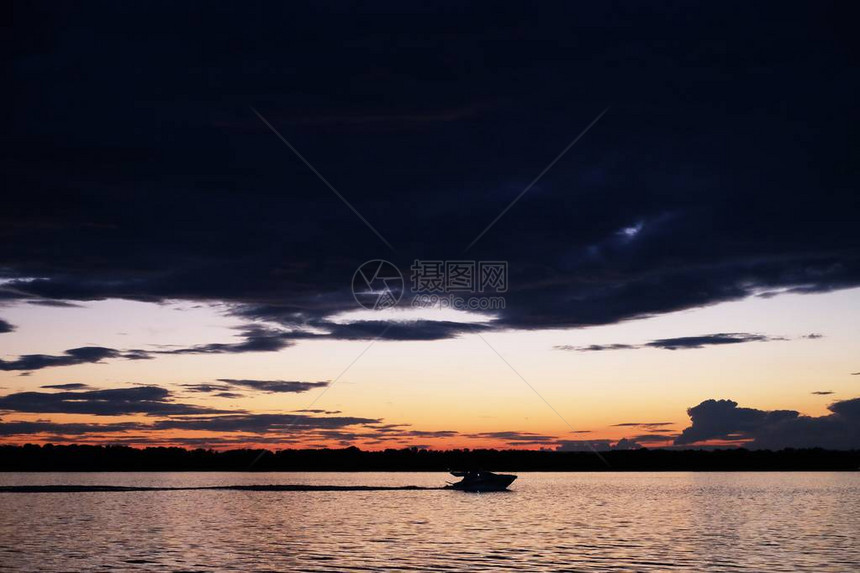 日落过河在俄罗斯的萨马拉运动船图片