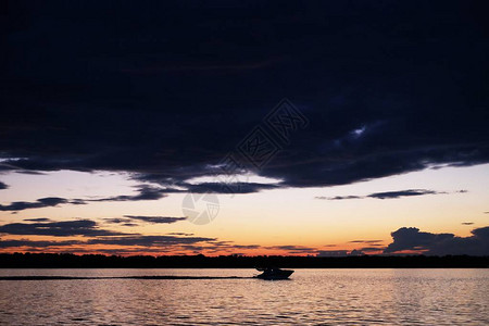 日落过河在俄罗斯的萨马拉运动船图片
