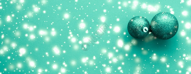 礼物装饰夜和欢乐庆祝概念以绿色背景的圣诞面包图片