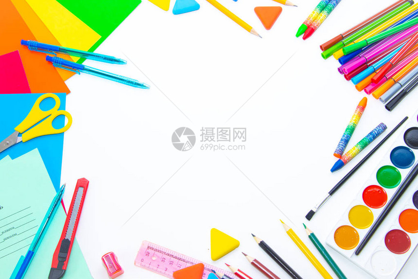 以白色背景孤立的彩色学校用品回图片