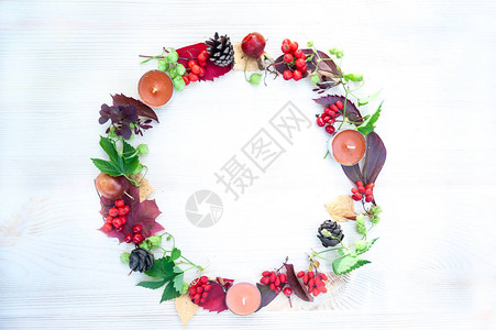花环复制空间中心的秋叶浆果锥体和水果花环图片