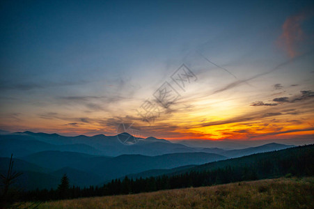 夏季喀尔巴阡山脉的日落图片