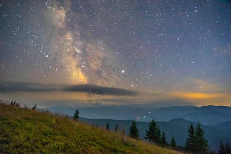 喀尔巴阡山脉的夏日星空图片