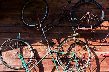 旧铁自行车关闭室内装饰图片